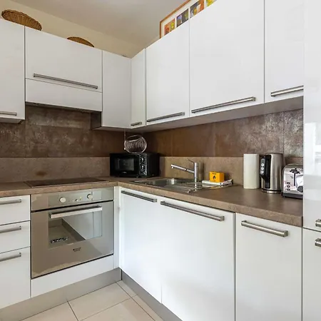 Spacious A C 1br 4p - With Pool